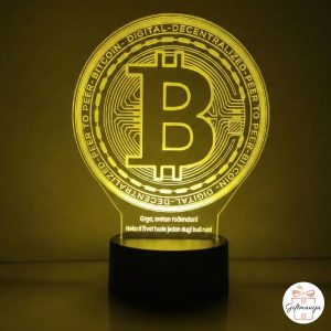 Personalizirana 3D LED Bitcoin lampa žute boje s graviranom rođendanskom porukom i motivacijskim tekstom o bull runu