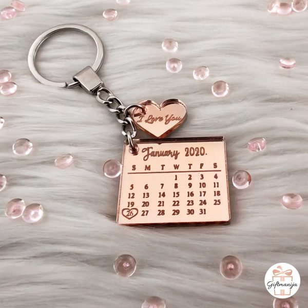 Personalizirani privjesak u obliku kalendara s ugraviranim datumom i srcem, rose gold ogledalo efekt, idealan poklon za godišnjicu, valentinovo i parove.