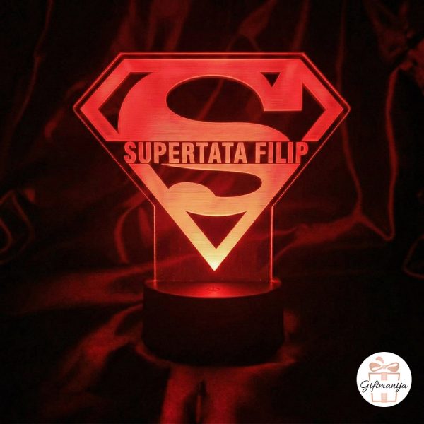 Crvena personalizirana 3D LED lampa s motivom Supermana i natpisom Supertata Filip. Originalan poklon za tatu iz ponude Giftmanije.
