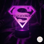 Ljubičasta 3D LED lampa u obliku logotipa Superman. Na lampi je ugraviran tekst "SUPERTATA FILIP". Lampa se nalazi na tamnoj pozadini i u kutu je logotip "Giftmanija"