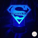 Plava 3D LED lampa u obliku logotipa Superman. Na lampi je ugraviran tekst "SUPERTATA FILIP". Lampa se nalazi na tamnoj pozadini i u kutu je logotip "Giftmanija"