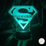 Tirkizna 3D LED lampa u obliku logotipa Superman. Na lampi je ugraviran tekst "SUPERTATA FILIP". Lampa se nalazi na tamnoj pozadini i u kutu je logotip "Giftmanija"