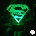 Zelena 3D LED lampa u obliku logotipa Superman. Na lampi je ugraviran tekst "SUPERTATA FILIP". Lampa se nalazi na tamnoj pozadini i u kutu je logotip "Giftmanija"