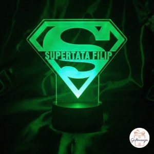 Zelena 3D LED lampa u obliku logotipa Superman. Na lampi je ugraviran tekst "SUPERTATA FILIP". Lampa se nalazi na tamnoj pozadini i u kutu je logotip "Giftmanija"