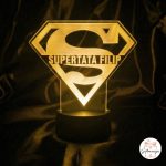Žuta 3D LED lampa u obliku logotipa Superman. Na lampi je ugraviran tekst "SUPERTATA FILIP". Lampa se nalazi na tamnoj pozadini i u kutu je logotip "Giftmanija"
