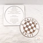 Drvena pitalica za kuma Hajduk s ugraviranim grbom i duhovitom porukom o kumstvu i zajedničkom gledanju utakmica.