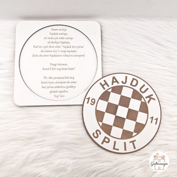 Drvena pitalica za kuma Hajduk s ugraviranim grbom i duhovitom porukom o kumstvu i zajedničkom gledanju utakmica.