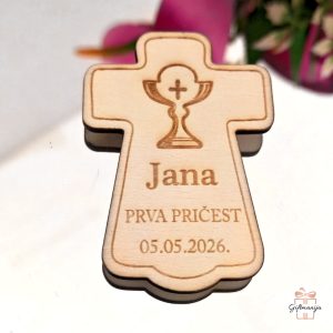 Personalizirani drveni magnet za pričest u obliku križa s ugraviranim kaležom i imenom
