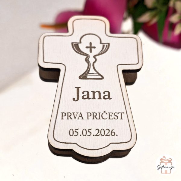 Personalizirani drveni magnet za pričest u obliku križa s ugraviranim kaležom i imenom