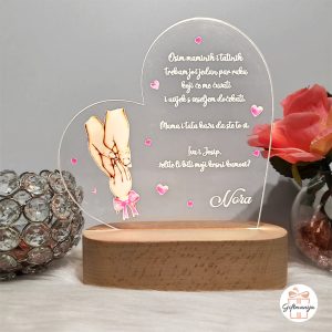 Personalizirana 3D lampa pitalica za krštenje u obliku srca na drvenom postolju, svijetli toplim svjetlom, s pitanjem za krsne kumove i imenima.