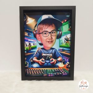 Personalizirana gejmerska karikatura dječaka sa slušalicama i kontrolerom u rukama, s motivima Fortnite videoigre u pozadini, smještena u crni okvir.