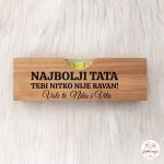 Drvena personalizirana libela za tatu s ugraviranom porukom Najbolji tata tebi nitko nije ravan i personaliziranim imenima djece.