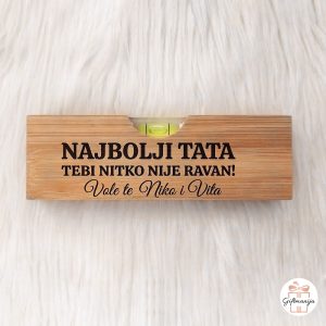 Drvena personalizirana libela za tatu s ugraviranom porukom Najbolji tata tebi nitko nije ravan i personaliziranim imenima djece.