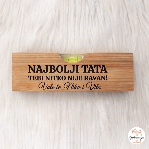 Drvena personalizirana libela za tatu s ugraviranom porukom Najbolji tata tebi nitko nije ravan i personaliziranim imenima djece.