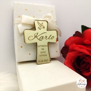 Zlatni zrcalni magnet u obliku križa s imenom za krizmu i svetu potvrdu