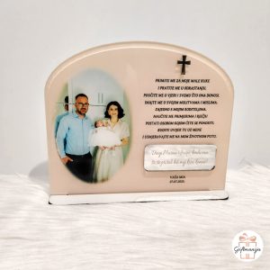 Personalizirani stalak kao poklon za krsne kumove u ukrasnom pakiranju. Sadrži fotografiju, tekst zahvale, 3D križ i srebrnu pločicu s imenima kumova i datumom.