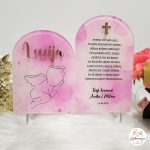 Personalizirani rozi akrilni stalak za krštenje curice sa zlatnim imenom Lucija, križem i molitvom Andjele čuvaru.