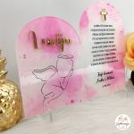 Personalizirani rozi akrilni stalak za krštenje curice sa zlatnim imenom Lucija, križem i molitvom Andjele čuvaru.