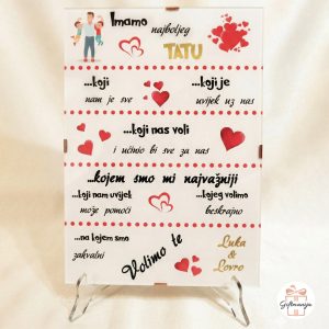 Prozirno fotostaklo na stalku s natpisom Imamo najboljeg tatu, ukrašeno crvenim srcima i personaliziranim imenima djece, idealan poklon za Dan očeva.