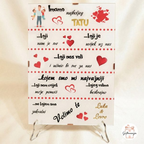 Prozirno fotostaklo na stalku s natpisom Imamo najboljeg tatu, ukrašeno crvenim srcima i personaliziranim imenima djece, idealan poklon za Dan očeva.