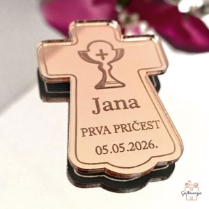 Elegantni rose gold magnet za pričest u obliku križa kao zahvalnica