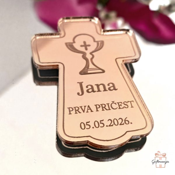 Elegantni rose gold magnet za pričest u obliku križa kao zahvalnica