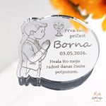 Okrugla akrilna zahvalnica srebrne boje za prvu pričest dječaka s gravurom dječaka u molitvi.