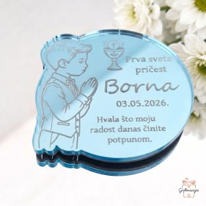 Svijetlo plavi magnet za prvi pričest s motivom dječaka koji moli