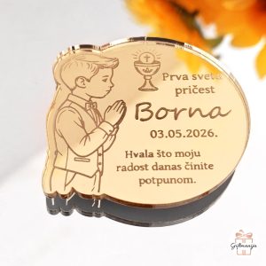 Okrugla akrilna zahvalnica zlatne boje za prvu pričest dječaka s gravurom dječaka u molitvi.