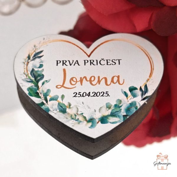 Drvena zahvalnica u obliku srca s cvjetnim printom, imenom i datumom za prvu pričest.