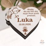 Drveno srce s ugraviranim anđelom i posvetom kao poklon za goste na prvoj pričesti.