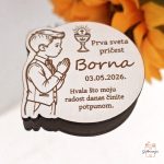 Okrugla drvena zahvalnica u natur boji s gravurom dječaka u molitvi i zahvalom za prvu svetu pričest.