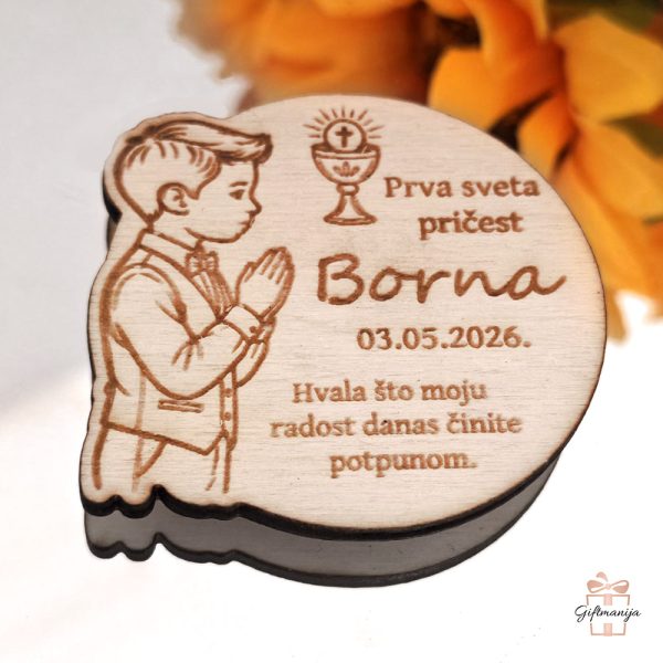 Okrugla drvena zahvalnica u natur boji s gravurom dječaka u molitvi i zahvalom za prvu svetu pričest.