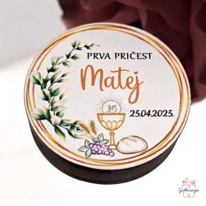 Okrugli drveni magnet s floralnim printom u boji, imenom i datumom kao poklon za goste za prvu pričest.