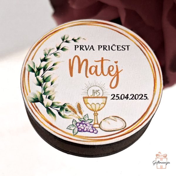 Okrugli drveni magnet s floralnim printom u boji, imenom i datumom kao poklon za goste za prvu pričest.