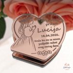 Detaljan prikaz rose gold akrilne zahvalnice za prvu pričest s gravurom djevojčice u molitvi.