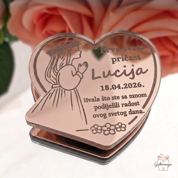 Detaljan prikaz rose gold akrilne zahvalnice za prvu pričest s gravurom djevojčice u molitvi.