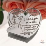 Detaljan prikaz srebrne akrilne zahvalnice za prvu pričest s gravurom djevojčice u molitvi.