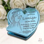 Detaljan prikaz svijetlo plave akrilne zahvalnice za prvu pričest s gravurom djevojčice u molitvi.