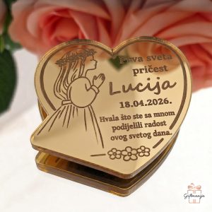 Detaljan prikaz srebrne akrilne zahvalnice za prvu pričest s gravurom djevojčice u molitvi.
