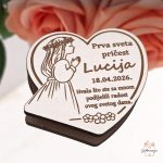 Rustikalna drvena zahvalnica srce s ugraviranim tekstom i datumom prve pričesti.