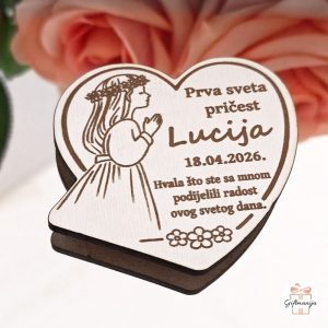 Rustikalna drvena zahvalnica srce s ugraviranim tekstom i datumom prve pričesti.