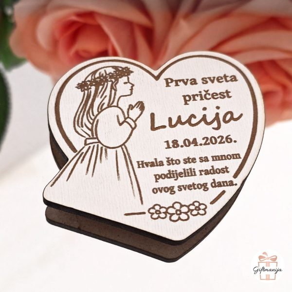 Rustikalna drvena zahvalnica srce s ugraviranim tekstom i datumom prve pričesti.