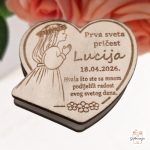 Rustikalna drvena zahvalnica srce s ugraviranim tekstom i datumom prve pričesti.