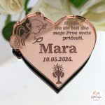 Rose gold akrilni magnet u obliku srca s gravurom anđela i tekstom zahvale za prvu svetu pričest.