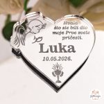 Srebrni akrilni magnet u obliku srca s gravurom anđela i tekstom zahvale za prvu svetu pričest.