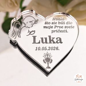 Srebrni akrilni magnet u obliku srca s gravurom anđela i tekstom zahvale za prvu svetu pričest.
