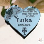 Svijetlo plavi akrilni magnet u obliku srca s gravurom anđela i tekstom zahvale za prvu svetu pričest.
