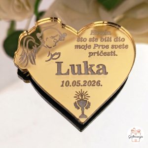 Zlatni akrilni magnet u obliku srca s gravurom anđela i tekstom zahvale za prvu svetu pričest.
