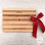 Personalizirana drvena daska za rezanje s graviranom posvetom o maminoj ljubavi i receptima